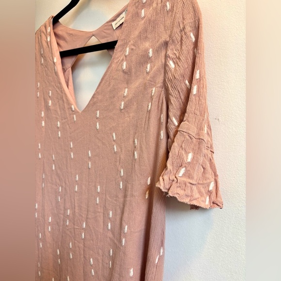 Gentle Fawn Blush Dress with White Accents - Picture 4 of 9